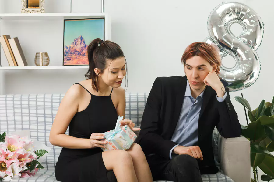 日本人女性と英語を話す男性との出会い