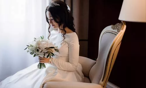 結婚の計画について話し合う日本人女性たち