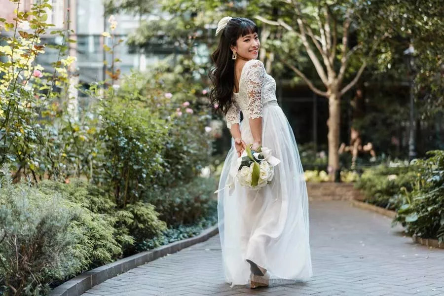 ウェディングルックを表現する日本の花嫁
