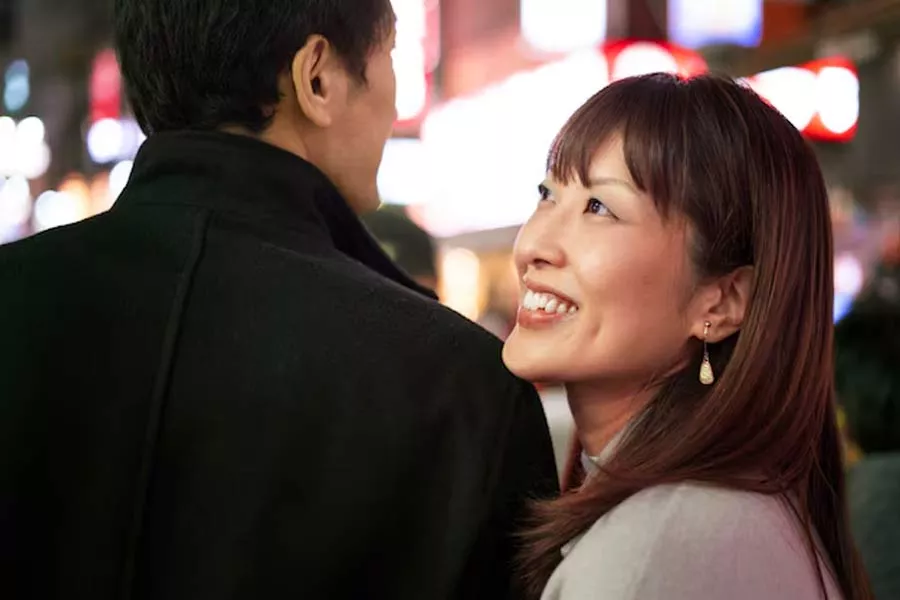 健全な国際恋愛関係において、信頼を築くカップル