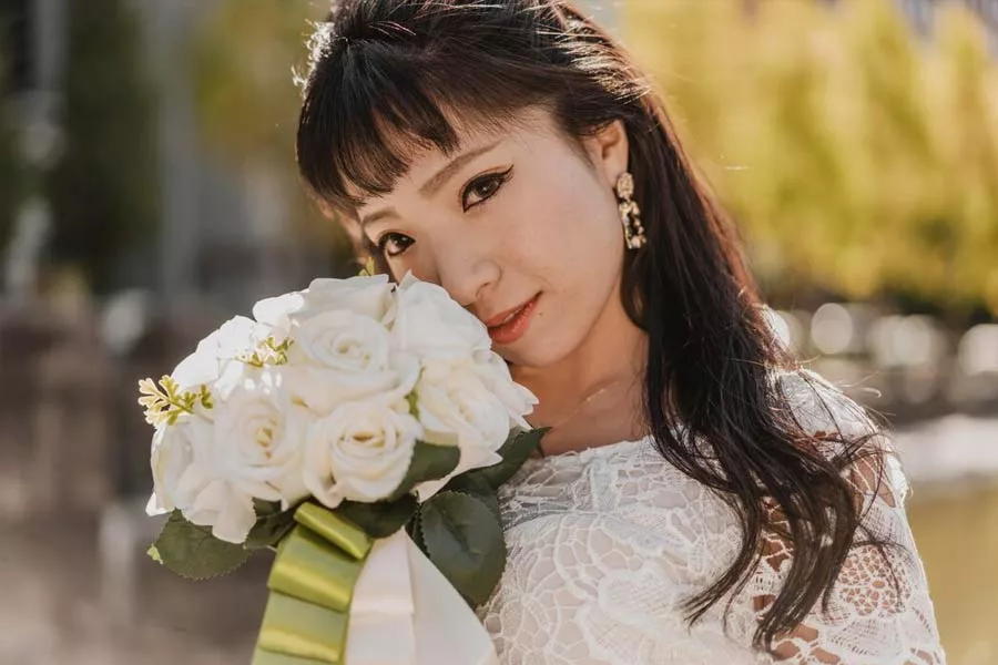 ウェディングドレスを着た日本人女性